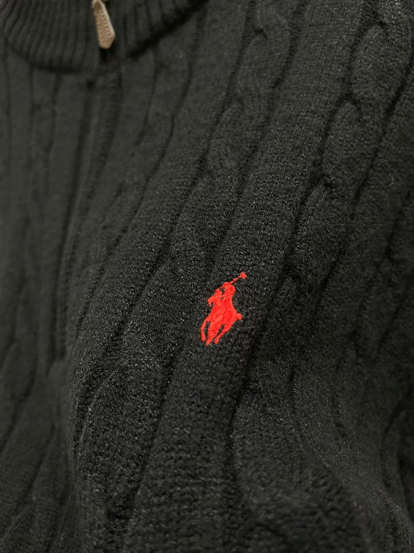 P276 Top quality products Top purchasing version SS25 new autumn product POLO Lavlauf Small logo embroidered twisted rope half-zip sweater Counter-color dyed wool blended cotton yarn High weight and high density Super high quality The wool is soft, delicate and skin-friendly. It feels soft and silky. The hand feel is not ordinary 💕 All color dyed high weight cotton yarn ensures no color difference. It adopts four-hole knitting method, tight and textured It is durable, does not deform and is not prone to pilling. It has a soft, warm and comfortable feel. It does not stick to your body when worn alone. It is absolutely perfect‼ ️Classic knitted clothing uses exquisite details and iconic brand symbols to reinterpret the charming charm, injecting low-key brand logo connotation into the entire design. It is simply amazing🉑️All produced on imported looms. The details are clearly visible. The collar label has an anti-counterfeiting chip. The double-layer main wheat has a built-in NFC anti-counterfeiting chip. The washing wheat is consistent with ZP. It is full of details. The details are well grasped. Challenge the market currency and are not afraid of random comparisons! The upper body effect is very good. No matter how you match it, it looks high-end and elegant. It has a high-end feel🫴 It is so versatile🍑It is a must-have for both men and women🉑️ Color: Black Gray Size: S-XL
